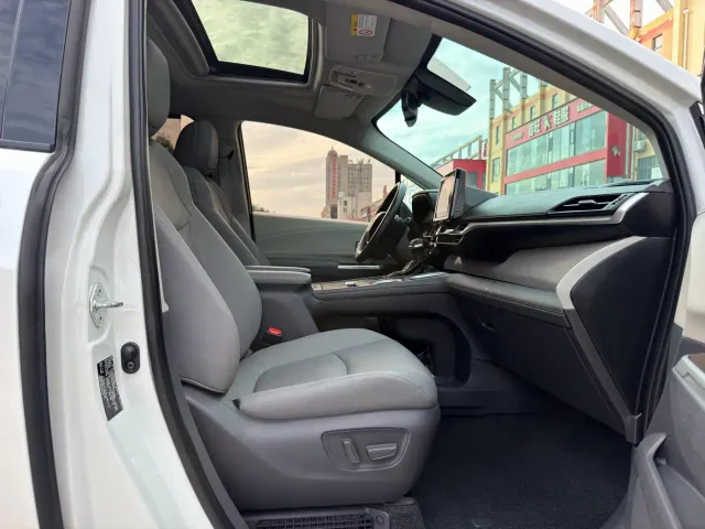 Toyota Sienna — Фото автомобиля 10
