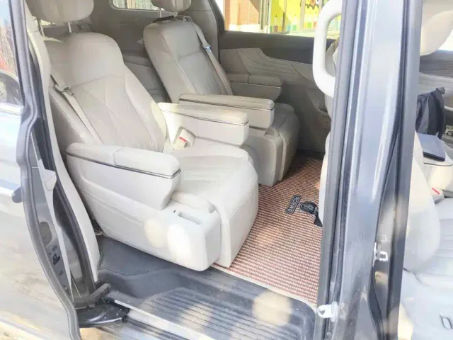 Roewe iMAX8 — Фото автомобиля 11