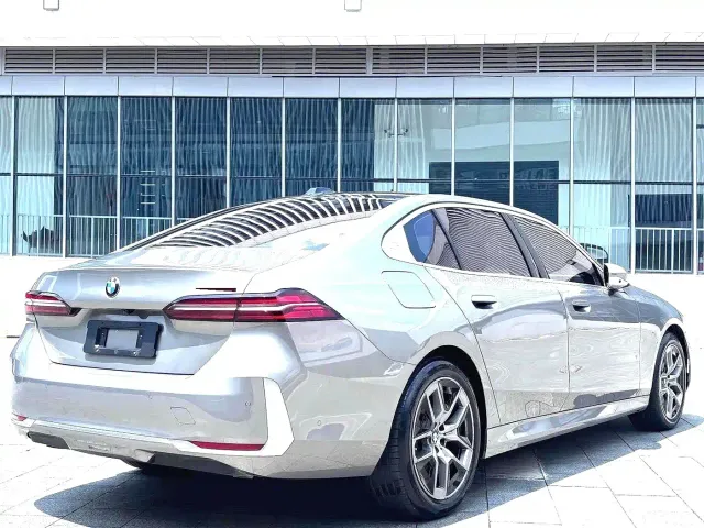 BMW 5 Series — Фото автомобиля 14