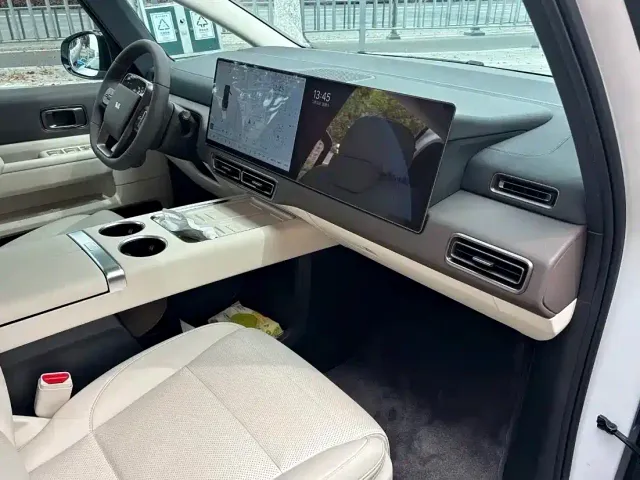 Li Auto MEGA — Фото автомобиля 11
