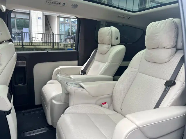 Li Auto MEGA — Фото автомобиля 8