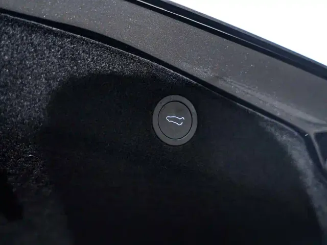 Tesla Model 3 — Фото автомобиля 15