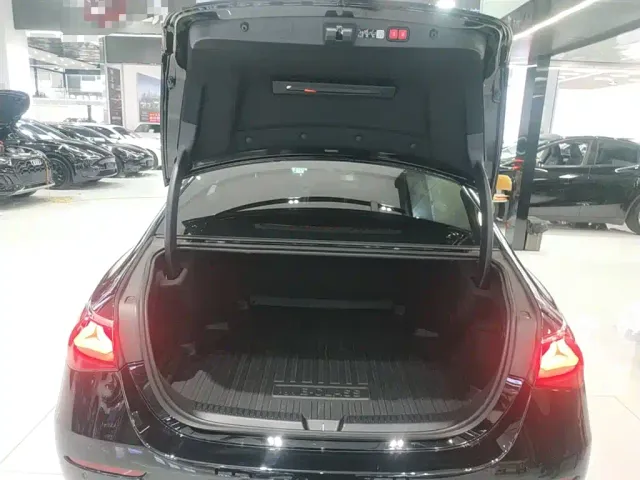 Mercedes-Benz E-Class — Фото автомобиля 14