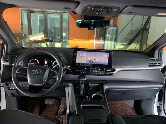 Toyota Sienna — Фото автомобиля 7