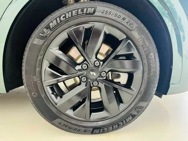 Li Auto L8 — Фото автомобиля 15