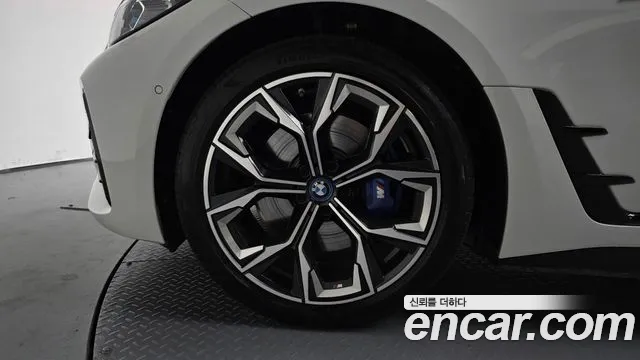 BMW i4 — Фото автомобиля 5