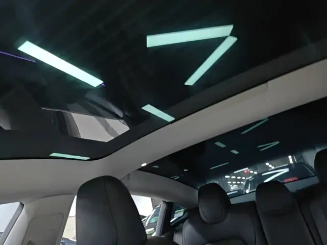Tesla Model 3 — Фото автомобиля 17