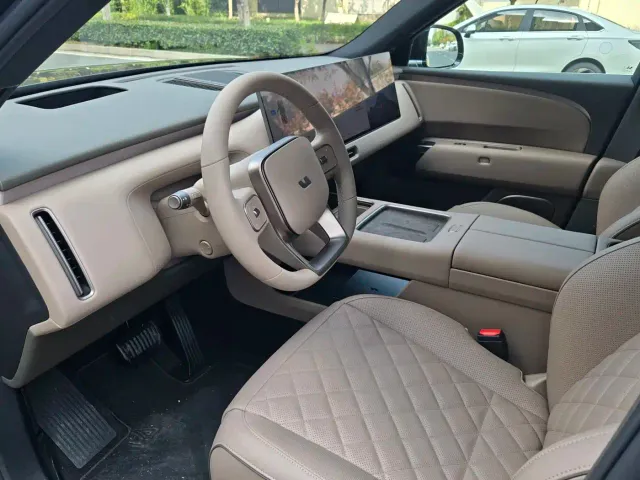 Li Auto L8 — Фото автомобиля 4
