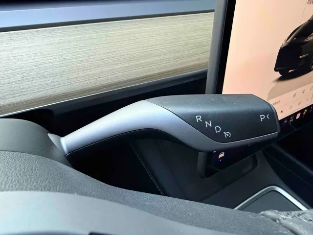 Tesla Model Y — Фото автомобиля 17
