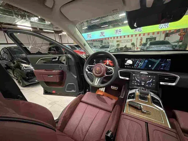 Hongqi E-HS9 — Фото автомобиля 28