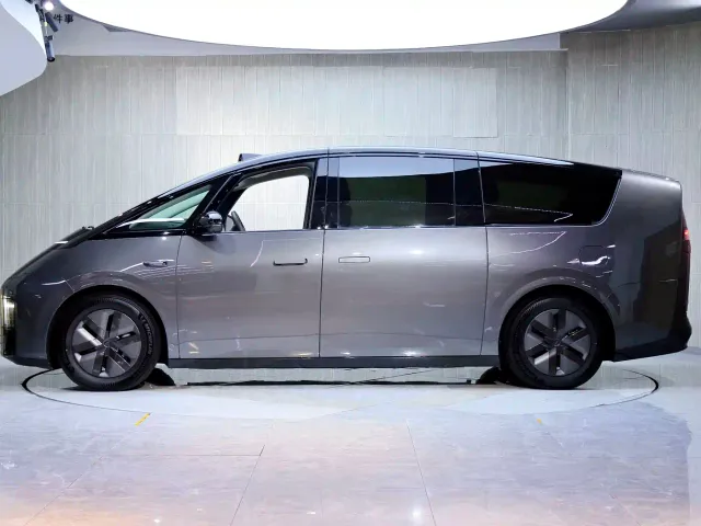 Li Auto MEGA — Фото автомобиля 6