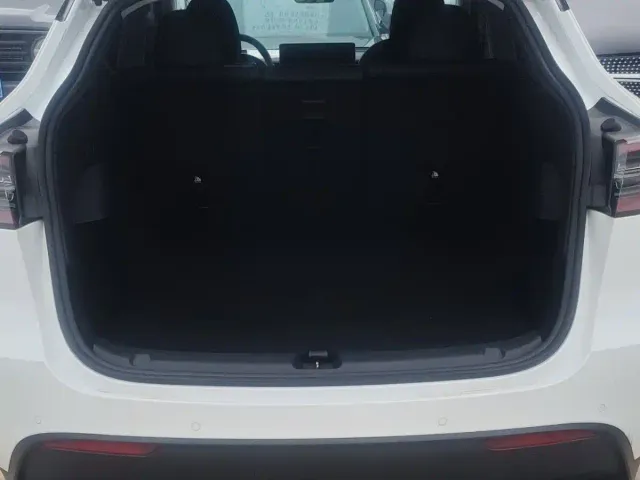 Tesla Model Y — Фото автомобиля 16
