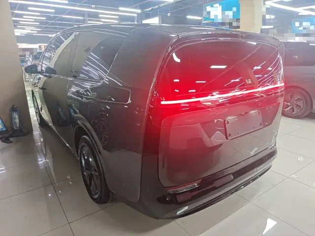 Li Auto MEGA — Фото автомобиля 4