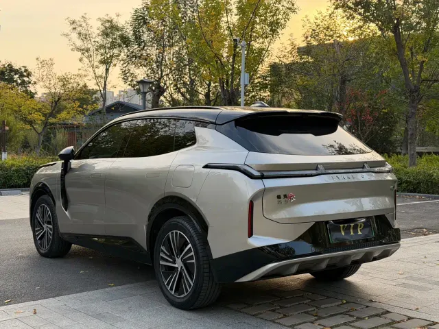 Lynk & Co 08 EM-P — Фото автомобиля 22