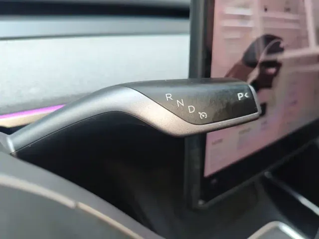 Tesla Model Y — Фото автомобиля 13