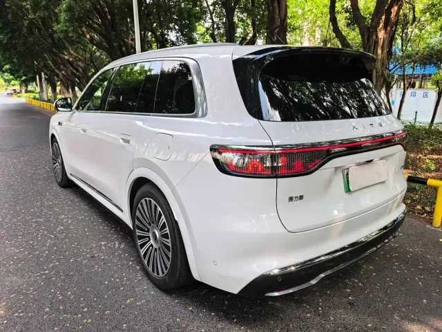 Aito M8 — Фото автомобиля 5
