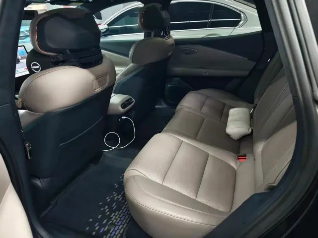Lynk & Co Z10 — Фото автомобиля 5