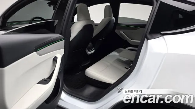 Tesla Model Y — Фото автомобиля 16