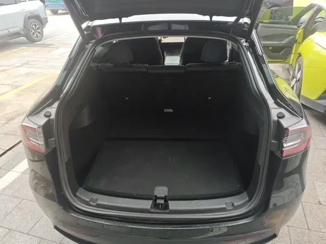 Tesla Model Y — Фото автомобиля 8