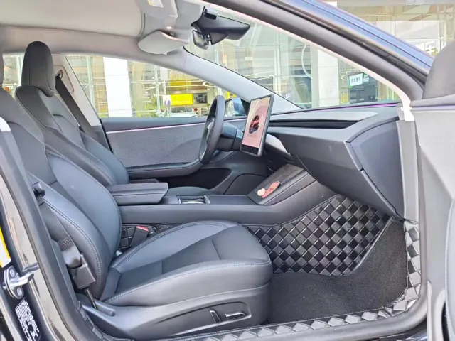 Tesla Model 3 — Фото автомобиля 6