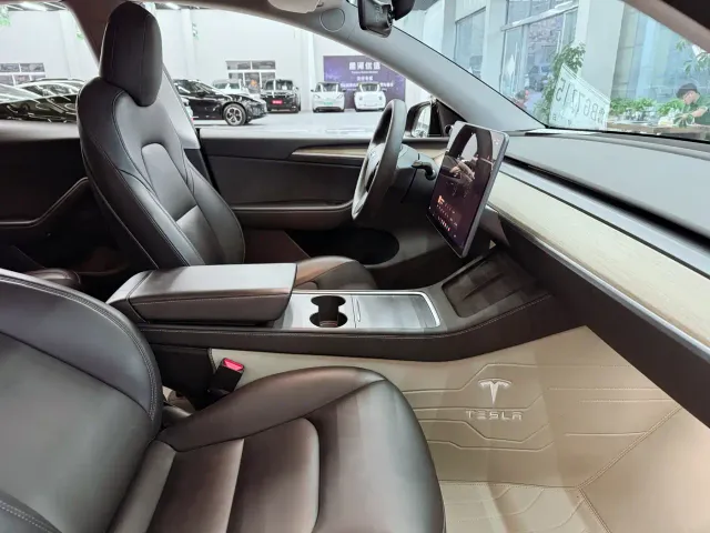 Tesla Model Y — Фото автомобиля 17