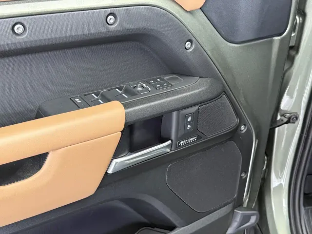 Land Rover Defender — Фото автомобиля 15