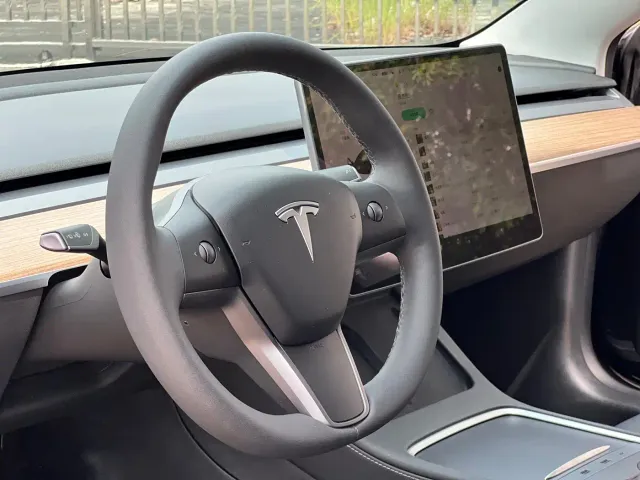 Tesla Model 3 — Фото автомобиля 8