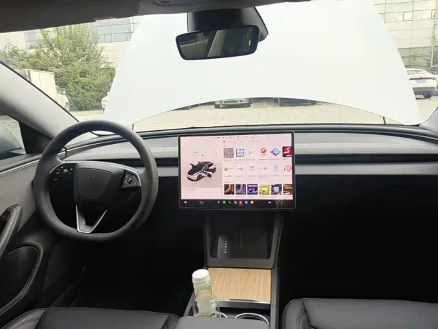 Tesla Model 3 — Фото автомобиля 12