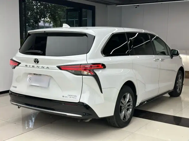 Toyota Sienna — Фото автомобиля 13