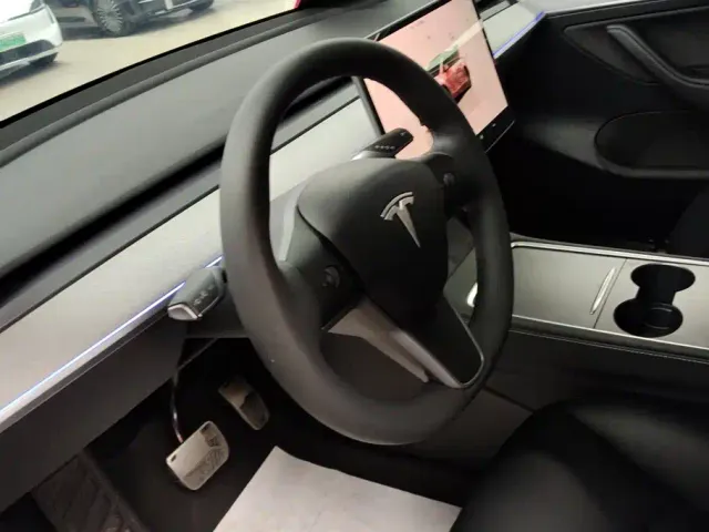 Tesla Model Y — Фото автомобиля 15