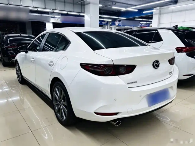 Mazda Axela — Фото автомобиля 4