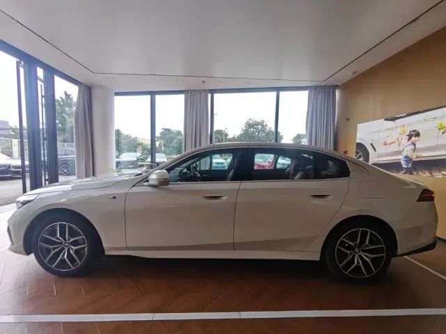 BMW i5 — Фото автомобиля 3