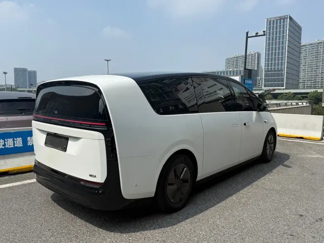 Li Auto MEGA — Фото автомобиля 7