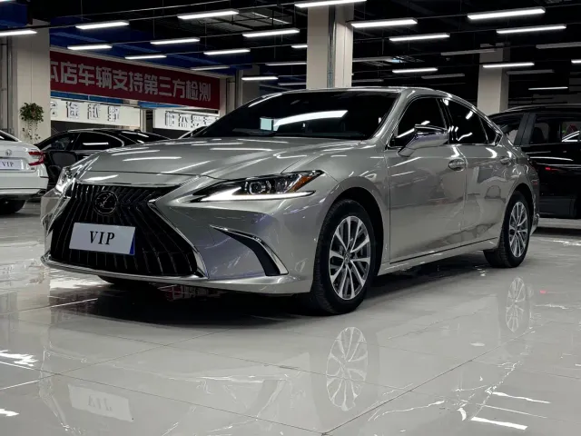 Фотография автомобиля — Lexus ES