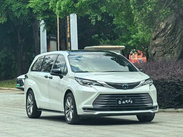 Toyota Sienna — Фото автомобиля 3