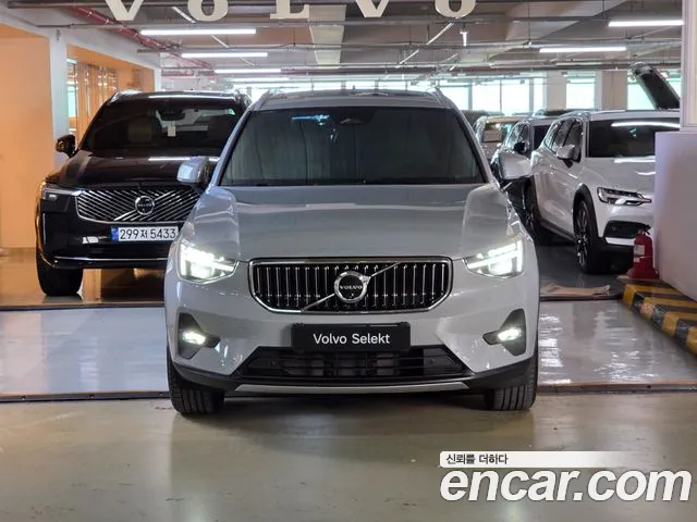 Volvo XC40 — Фото автомобиля 2
