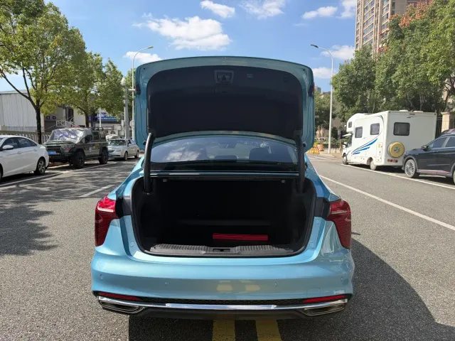 Hongqi H5 — Фото автомобиля 12