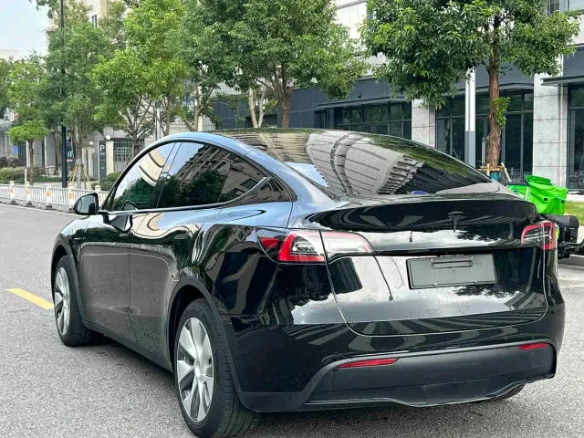 Tesla Model Y — Фото автомобиля 14