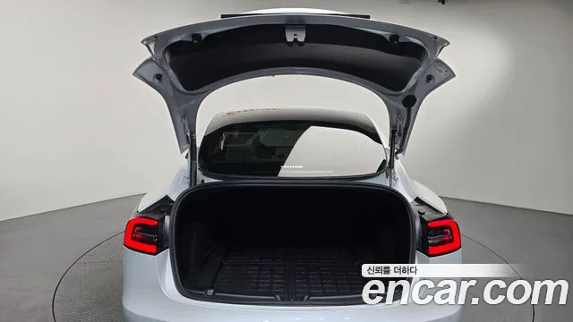 Tesla Model 3 — Фото автомобиля 24
