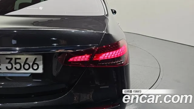 Mercedes-Benz E-Class — Фото автомобиля 23