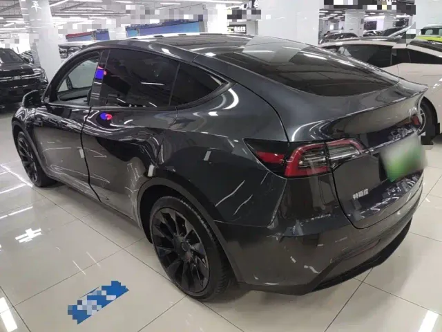 Tesla Model Y — Фото автомобиля 4