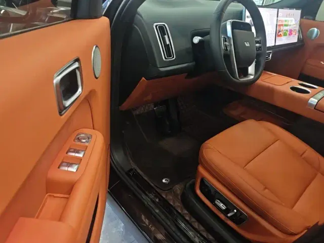Li Auto L8 — Фото автомобиля 15