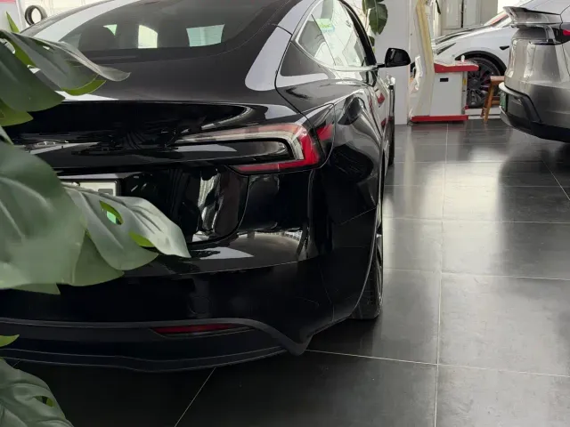 Tesla Model 3 — Фото автомобиля 3