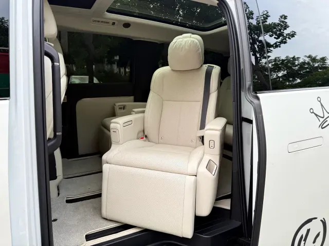 Li Auto MEGA — Фото автомобиля 5
