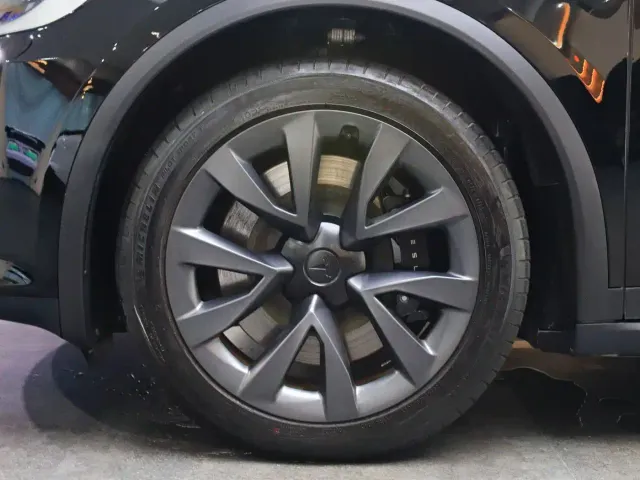 Tesla Model X — Фото автомобиля 23