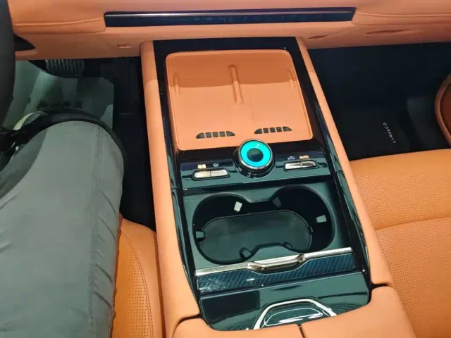 Lynk & Co 900 — Фото автомобиля 13