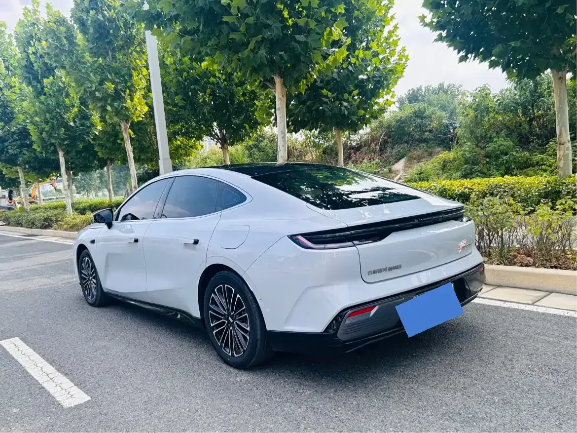 Geely Galaxy Galaxy Xingyao 8 2025 130km EM-i Premium Edition — Фото автомобиля 4