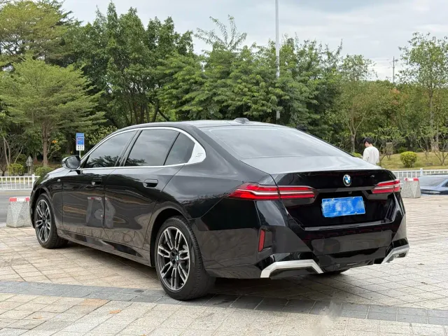 BMW 5 Series — Фото автомобиля 4