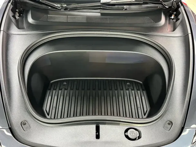 Tesla Model 3 — Фото автомобиля 23