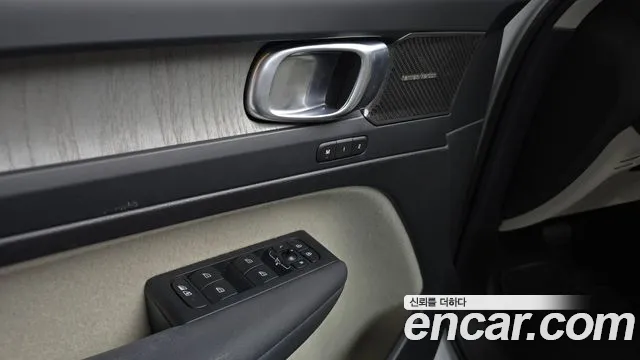 Вольво XC40 B4 Ultimate Bright — Фото автомобиля 17